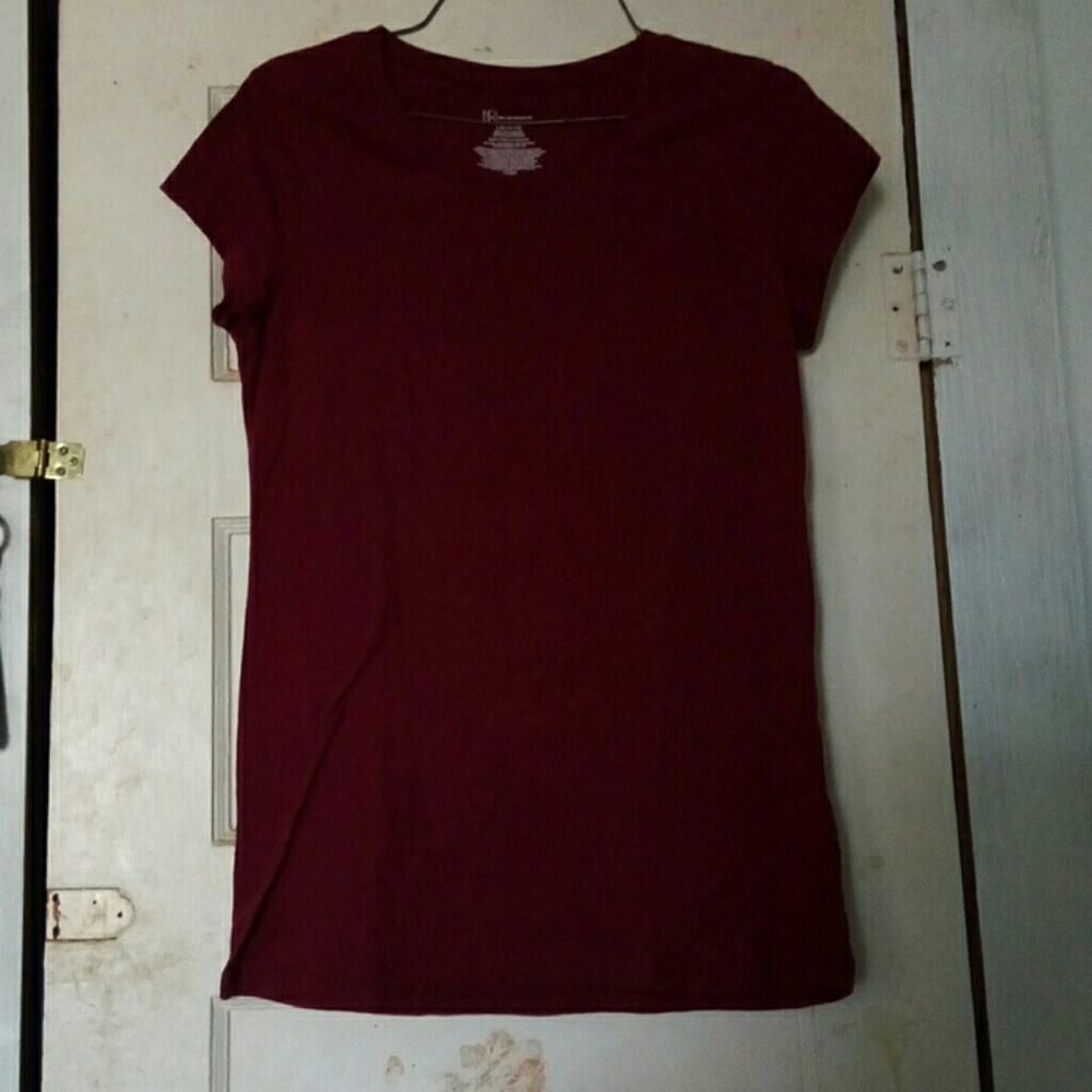 A maroon t-shirt.
